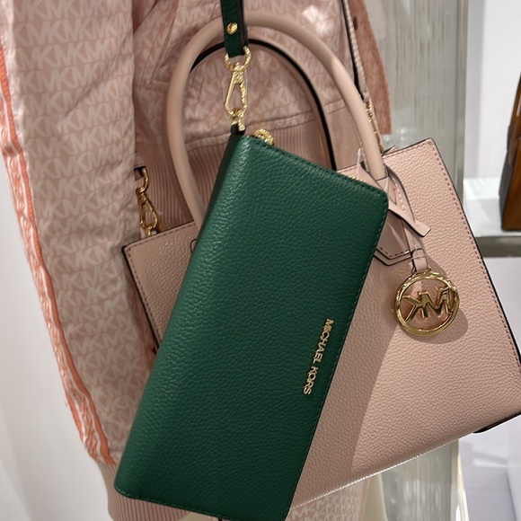 Michael Kors Jet Set Travel Large Travel CONTINENTAL 
Fern Green NWT - Picture 14 of 16